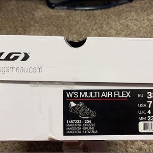 Cycling shoes in magenta